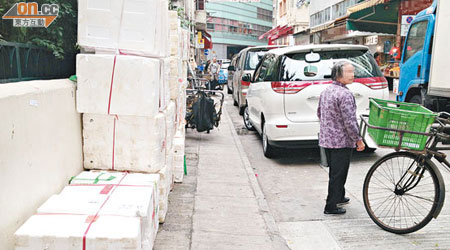 灣仔太和街行人路上堆滿發泡膠箱及手推車，被指阻塞通道。