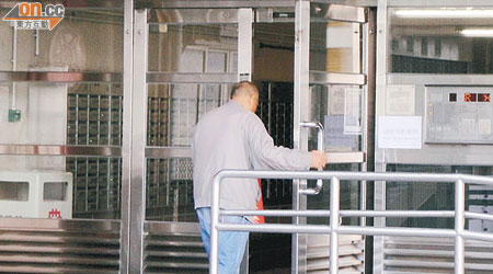 閘門損壞期間毋須使用密碼，隨便推門即可進入大廈。