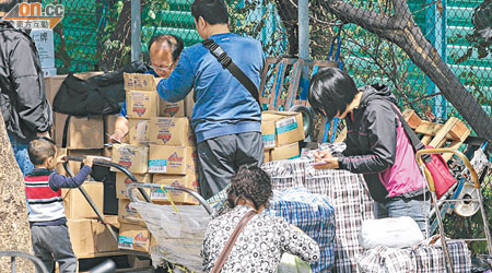 港鐵上水站外昨日仍見水貨客在分貨。（蘇文傑攝）