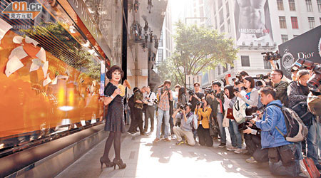 黃夏蕙昨日到中環LV店抗議，吸引途人圍觀。