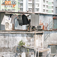 受重建影響的樓宇天台有僭建物，更不乏天台屋。