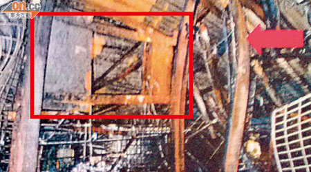 當日<BR>268號排檔當時嚴重燒毀，化驗師推論出電箱掛於檔內位置（紅框示）。