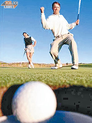 多做運動如打高爾夫球可改善睡眠質素。（資料圖片）