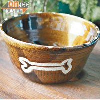 Jacky早期的陶藝作品，係供寵物飲水之用。