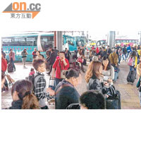 深圳灣口岸人多擠迫，每逢長假期更泊滿過境旅巴。