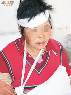其中一名女村民頭部及手部受傷，需留院治理。