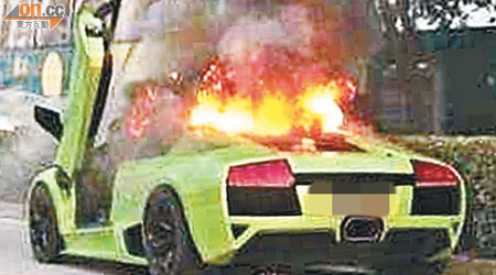 林寶堅尼超級跑車在深圳行駛中着火，陷入火海。（讀者提供）