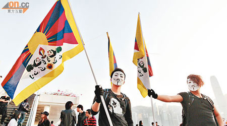 參加紀念西藏人權集會的Ｖ煞舞動「雪山獅子旗」。（蘇文傑攝）