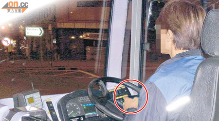 有乘客聲稱巴士車長行車時疑拿着手機把玩（圓圈示）。