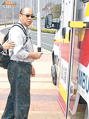 被襲男子由救護車送院治理。（左錦鴻攝）