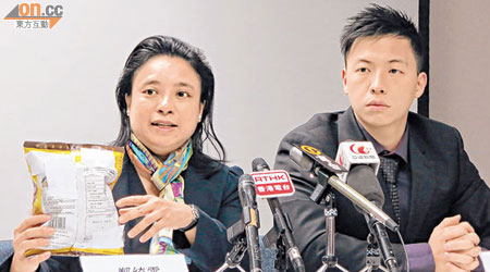 鄭綺雯（左）指，市民選購食品時多加留意營養標纖，右為羅俊昌。