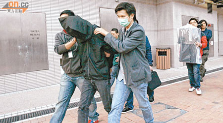 探員將疑犯押到東匯邨匯仁樓其父住所搜查。