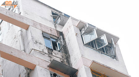 黃大仙鳳錦樓八樓單位露台被指僭建，但業主堅稱大廈落成時已有。