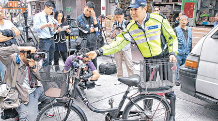 警員展示截獲的電動單車。（曾紹良攝）