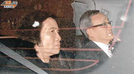 龔仁心（右）離開香港殯儀館時，一臉憂傷。（高嘉業攝）