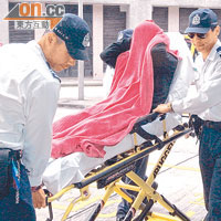 跳海內地漢獲救後送院治療。（趙瑞麟攝）