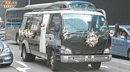 靈車移送遺體至富山火葬場進行火化儀式。