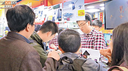 昨有不少市民到水貨手機店查詢Galaxy S4的銷售情況。