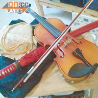 阿賢能文能武，在fb上展示小提琴及武士刀等。