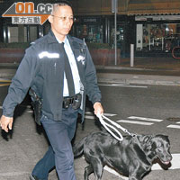 警員帶同搜索犬到場協助搜查。（葉嘉文攝）