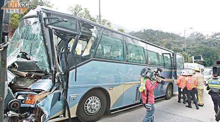 肇事旅遊巴車頭嚴重損毀。（吳遠輝攝）
