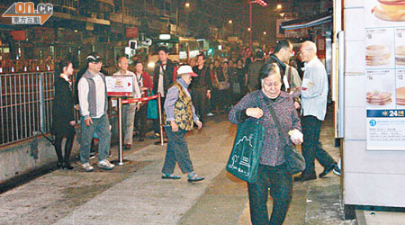 大埔廣福道分店天未光就有大批市民排隊。（麥少峰攝）
