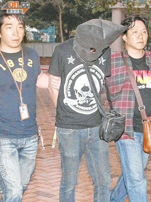 探員將被捕男子帶署扣留調查。（劉子文攝）