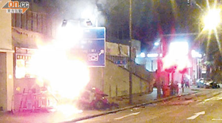的士被撞剷上行人路後陷入火海（左），房車衝前在油站外始停下。（羅文生攝）