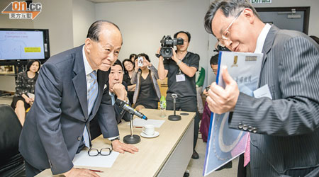 中大醫學院副院長盧煜明（右）向李嘉誠（左）介紹癌症測試的最新研究發展。