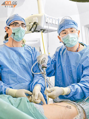 吳士衡（中）與西班牙拉科魯尼亞醫院胸外科顧問江利華（左），示範以單孔微創胸腔鏡手術，為早期肺癌病人切除瘤。