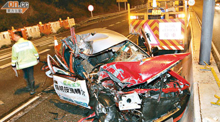 的士狂撼工程車後打「白鴿轉」，車頭毀如廢鐵。（楊日權攝）