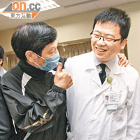 本港首名以新技術移植不同血型肝臟的李先生（左），感激夏威醫生（右）等瑪麗醫護人員悉心治療。