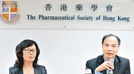 鄭陳佩華（左）及黃志基建議當局縮短向長者提供六個月處方藥物。