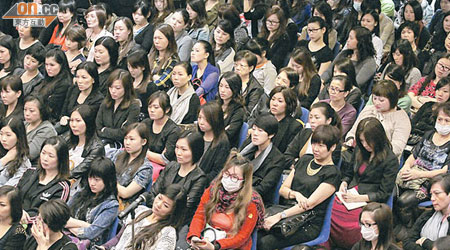 約八百人出席美容業界諮詢大會，質疑醫學界覷準美容業界商機，大搶飯碗。（蕭毅攝）