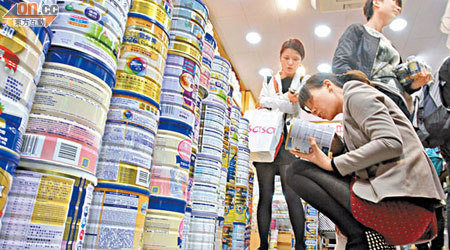 農曆新年期間內地旅客來港掀起購買奶粉高峰潮，惹港府訂立「限奶令」。