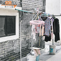 田心村內有不少村民將衣物放在屋外晾晒。