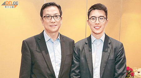黃永龍（右）學成回港幫手打理家族生意，施榮懷（左）讚佢勤力好學。（徐家浩攝）
