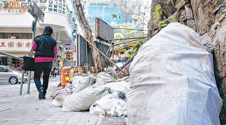大量建築廢料堆放於錦屏街行人路，影響附近環境衞生。