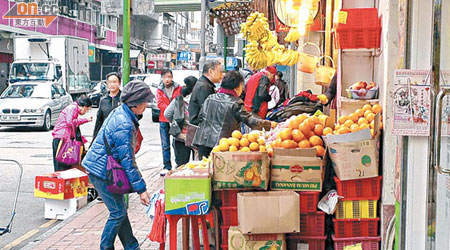 天后電氣道有店舖將貨物擺放行人路。