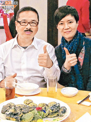 周振基（左）同太太馮慧蘭（右）大讚潮州菜正斗。（被訪者提供）