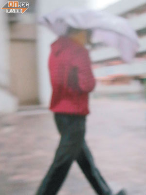 被告陳德培涉嫌在嶺大迎新活動中「博懵」非禮兩名女新生，他昨日離開法院時，在大雨中奔跑。