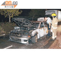 疑涉案私家車遭縱火焚毀，警員及消防員到場調查。