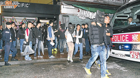 香港<br>探員在葵涌一酒吧拘捕多名男女。（楊偉嶽攝）