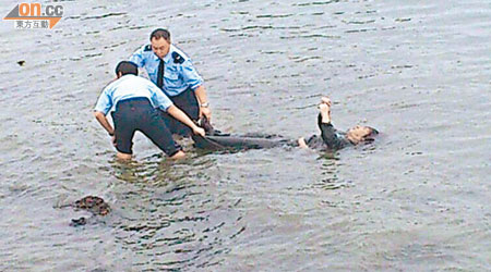 兩名警員落水將「金毛」男屍體拉上岸。（讀者提供）