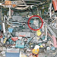 疑犯駕駛的客貨車上滿載裝修工具，包括疑用作發射鋼珠的電氣泵（紅圈示）。