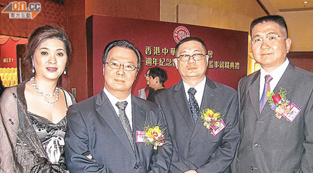 謝國昌（右二）及呂偉強（左二）睇好香港製藥業前景，左一為呂太江翠蓮，右一為雷偉國。（余素月攝）