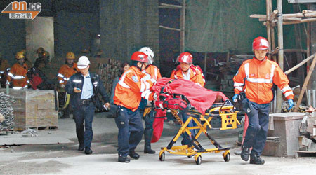 墮樓重傷地盤女工由救護員送院。　（曾紹良攝）