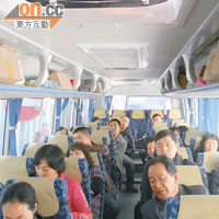 新春瞓旅巴<br>阿芳借用今年初內地旅客在港瞓旅遊巴事件，威嚇團友，逼他們要購物。