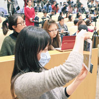 出席上海市政府新聞發布會的女記者亦戴上口罩預防疫症。（中新社圖片）