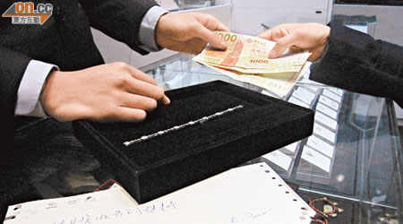 金行發現分行經理從帳房中取去一萬元，僅用上三千元購入神秘顧客鑽石手鏈。 （設計圖片）